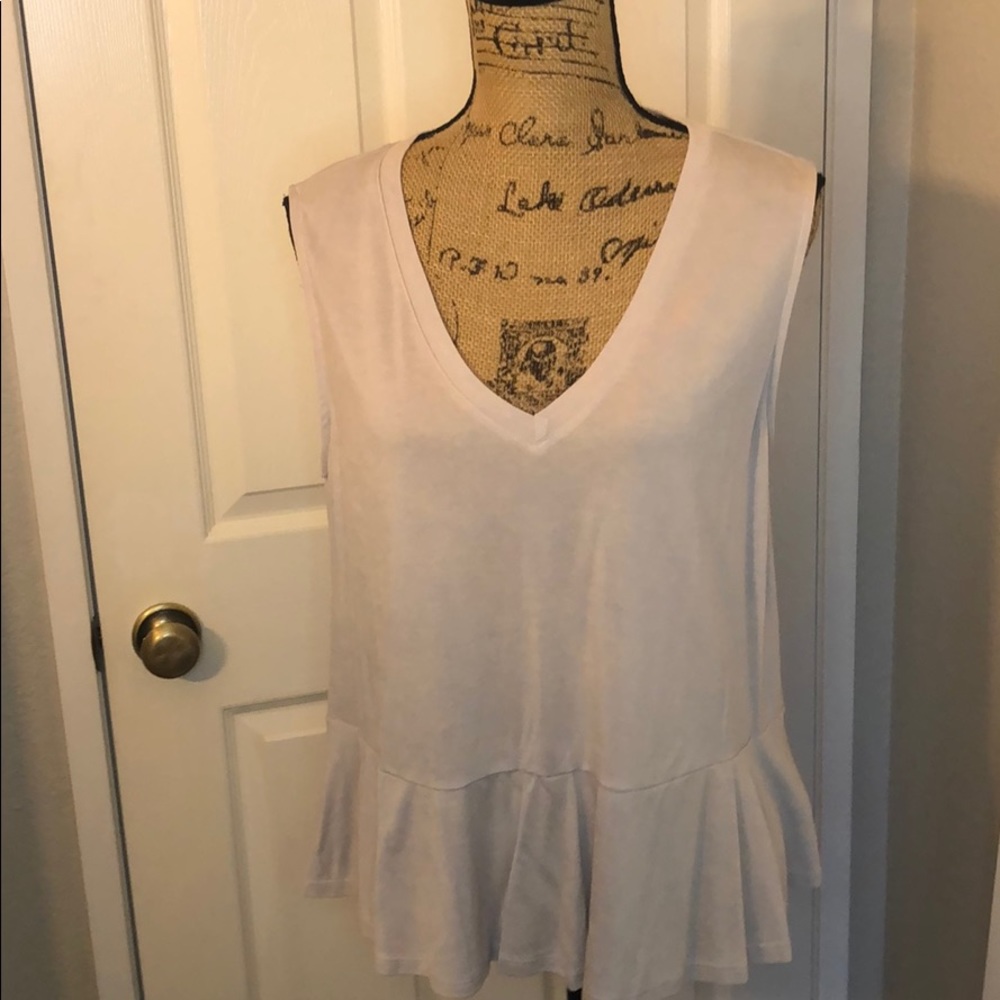 New sleeveless v-neck Lt. gray ruffle hem shirt